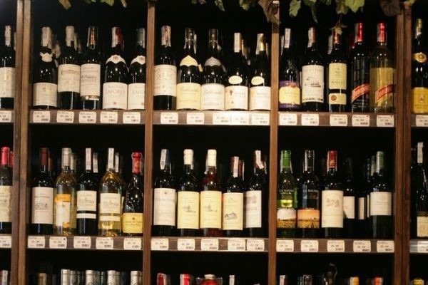 Polacy coraz chętniej sięgają po wino